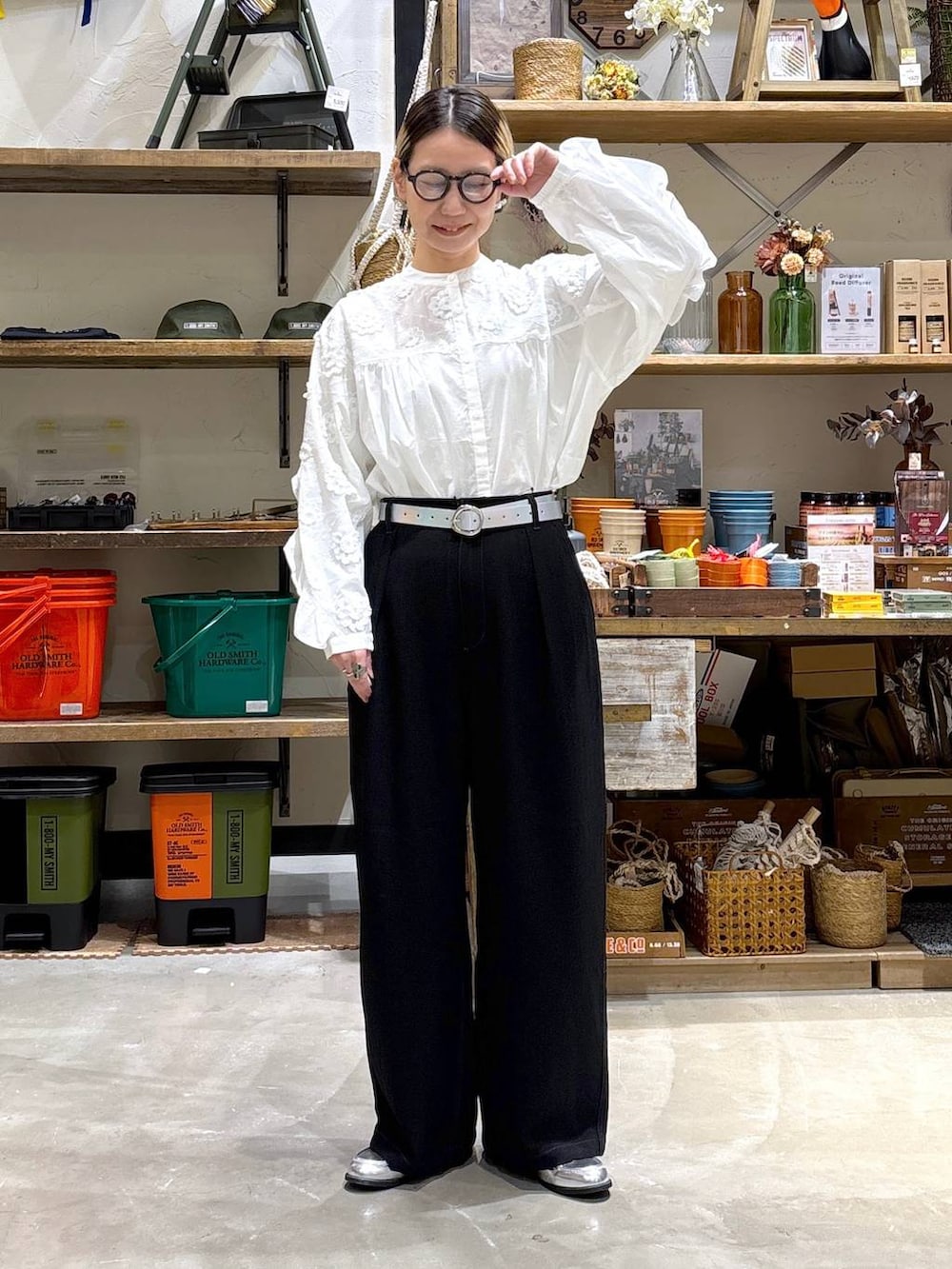 シルバー系のローファー、ブラック系のスラックス、ホワイト系のシャツ/ブラウスを着用したレディースの春コーディネートの2枚目の写真