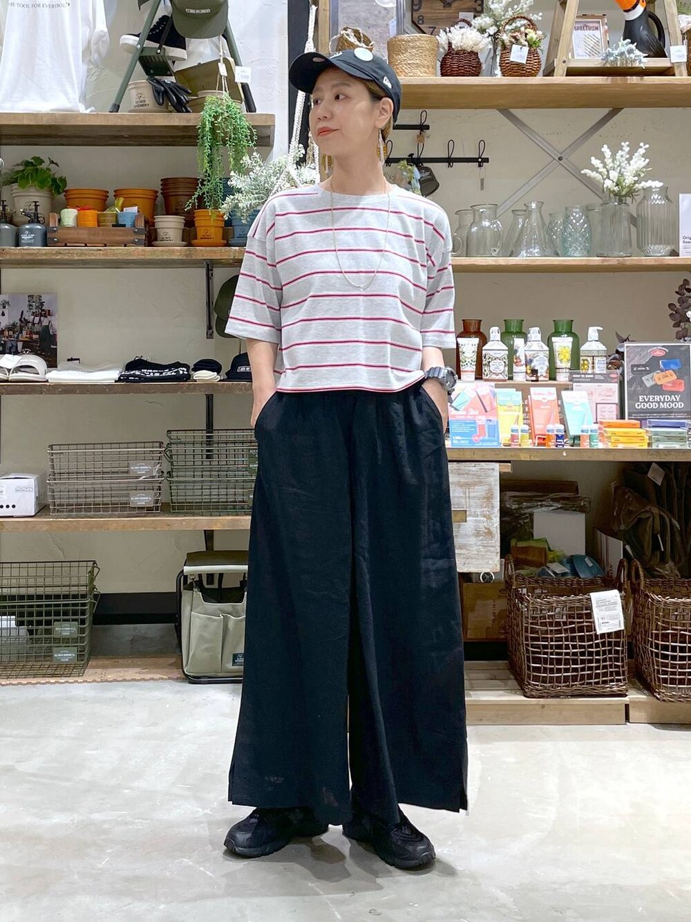 「niko and ...、ママコーデ、Tシャツ、カラーマイスター_nikoand...、パンツ、ウエストゴム、サンダル、キャップ、ネックレス、ピアス、リング、大人カジュアル、セールコーデ、サマーセール、夏コーデ」|「NEW ERAの【NEW ERA(ニューエラ)】9THIRTY EASY SNAP(キャップ、ブラック系)」を使った、yaritaさん(レディース・166cm)の夏コーディネートの3枚目の写真