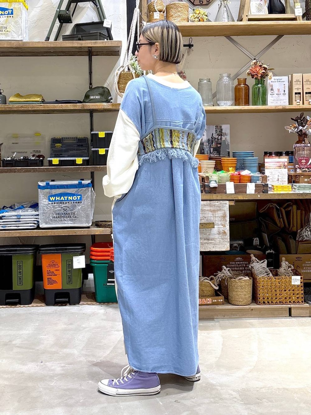 ホワイト系のワンピース、ブルー系のその他トップス、グレー系のリングを着用したレディースの冬コーディネートの8枚目の写真