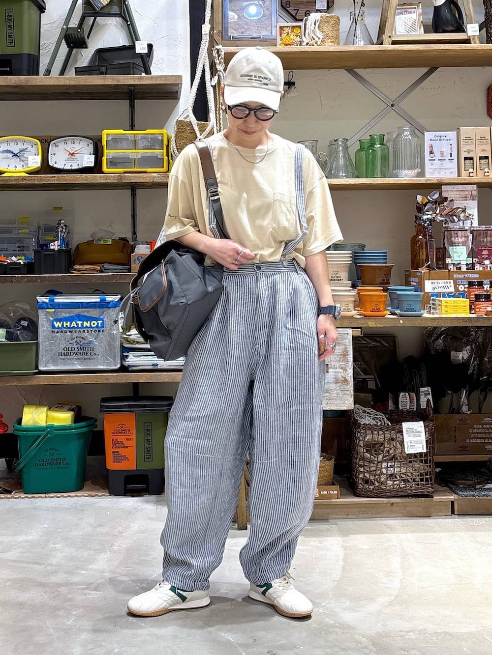 「高身長、ゆったり、ママコーデ、niko and ...、大人カジュアル、カジュアル、ナチュラル、Tシャツ、リネン・透けアイテム、サロペット、スニーカー、キャップ、メガネ、黒縁メガネ、ピアス」|「niko and...のSilver925 角リング(リング、グレー系)」を使った、yaritaさん(レディース・166cm)の春コーディネートの2枚目の写真