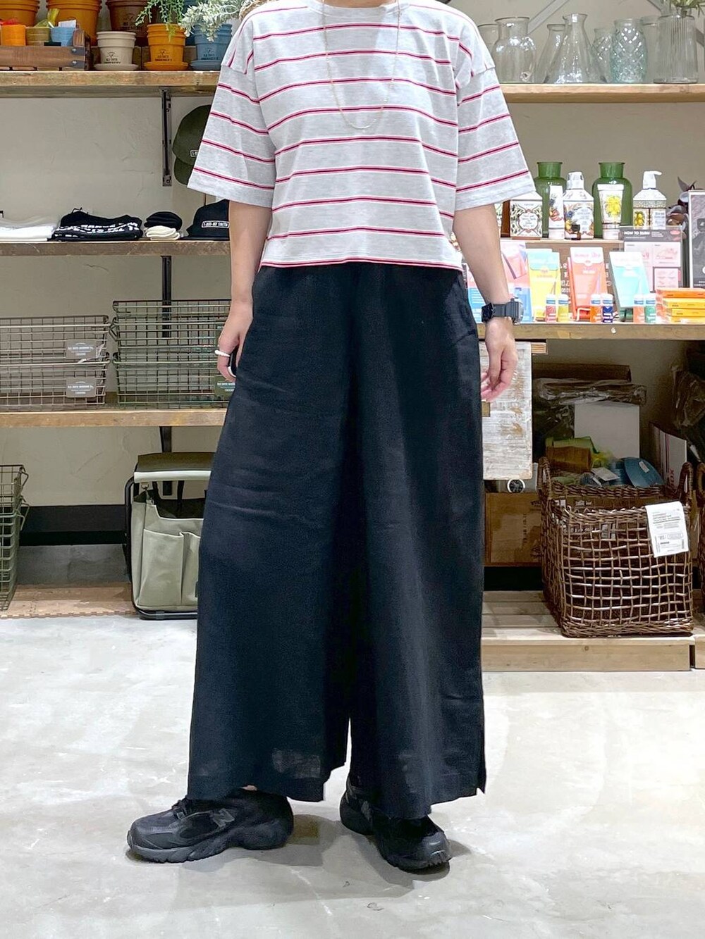 「niko and ...、ママコーデ、Tシャツ、カラーマイスター_nikoand...、パンツ、ウエストゴム、サンダル、キャップ、ネックレス、ピアス、リング、大人カジュアル、セールコーデ、サマーセール、夏コーデ」|「NEW ERAの【NEW ERA(ニューエラ)】9THIRTY EASY SNAP(キャップ、ブラック系)」を使った、yaritaさん(レディース・166cm)の夏コーディネートの8枚目の写真