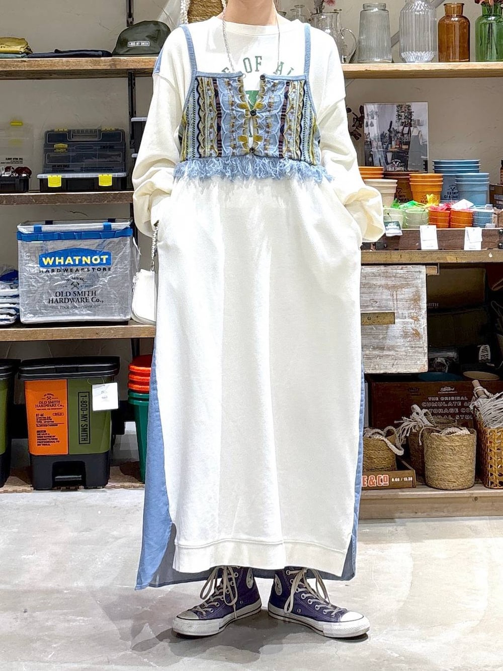 ホワイト系のワンピース、ブルー系のその他トップス、グレー系のリングを着用したレディースの冬コーディネートの9枚目の写真