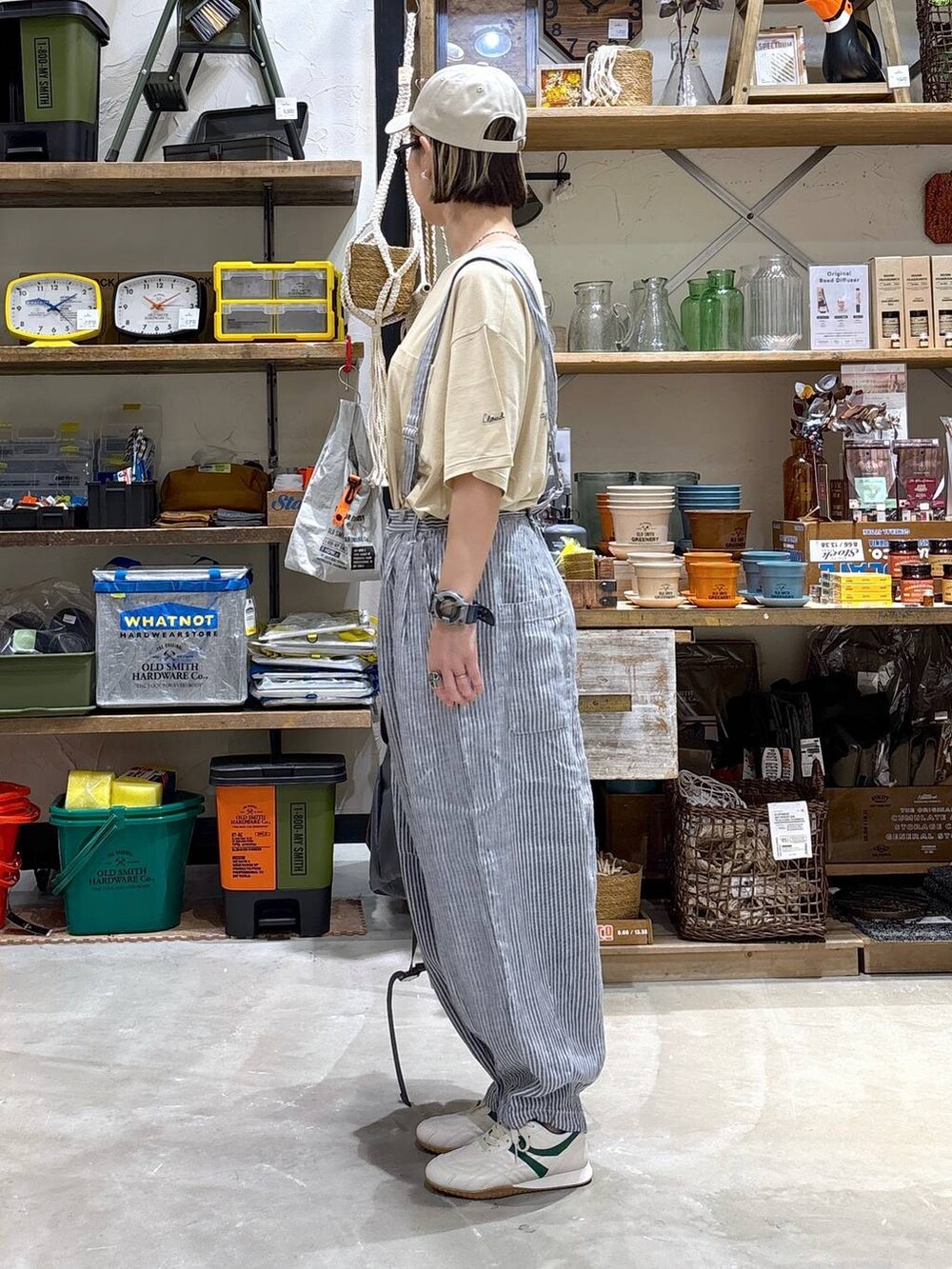 「高身長、ゆったり、ママコーデ、niko and ...、大人カジュアル、カジュアル、ナチュラル、Tシャツ、リネン・透けアイテム、サロペット、スニーカー、キャップ、メガネ、黒縁メガネ、ピアス」|「niko and...のSilver925 角リング(リング、グレー系)」を使った、yaritaさん(レディース・166cm)の春コーディネートの4枚目の写真