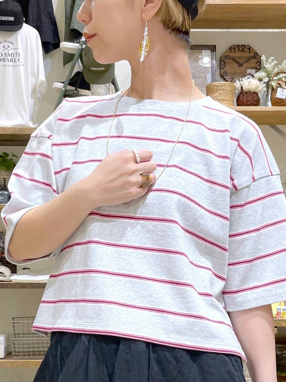 「niko and ...、ママコーデ、Tシャツ、カラーマイスター_nikoand...、パンツ、ウエストゴム、サンダル、キャップ、ネックレス、ピアス、リング、大人カジュアル、セールコーデ、サマーセール、夏コーデ」|「NEW ERAの【NEW ERA(ニューエラ)】9THIRTY EASY SNAP(キャップ、ブラック系)」を使った、yaritaさん(レディース・166cm)の夏コーディネートの9枚目の写真
