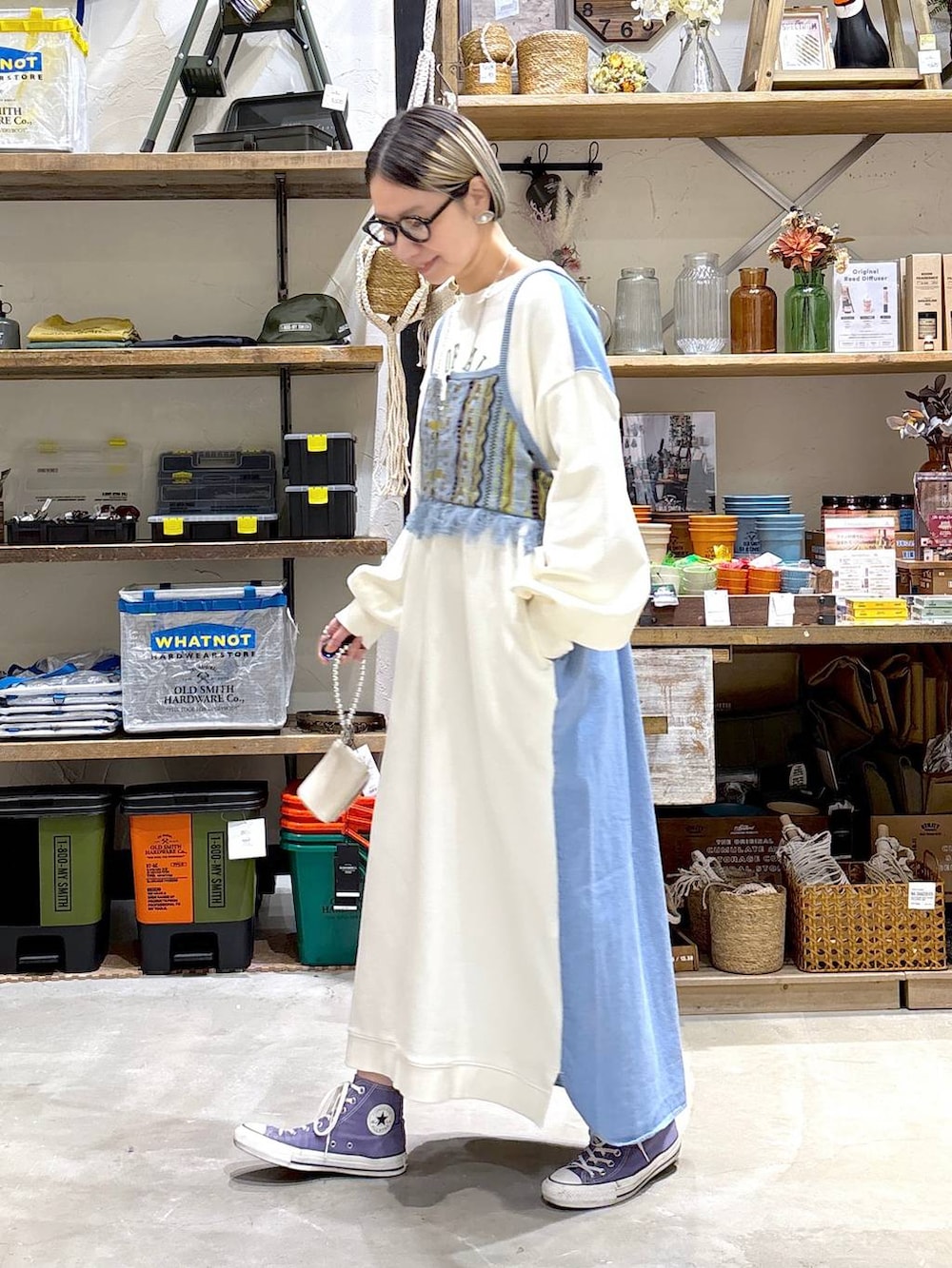 ホワイト系のワンピース、ブルー系のその他トップス、グレー系のリングを着用したレディースの冬コーディネートの6枚目の写真