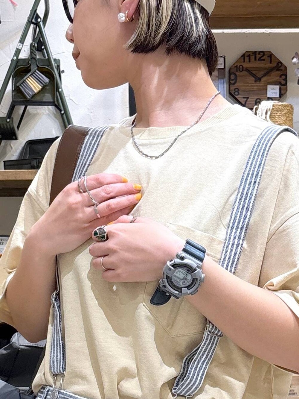 「高身長、ゆったり、ママコーデ、niko and ...、大人カジュアル、カジュアル、ナチュラル、Tシャツ、リネン・透けアイテム、サロペット、スニーカー、キャップ、メガネ、黒縁メガネ、ピアス」|「niko and...のSilver925 角リング(リング、グレー系)」を使った、yaritaさん(レディース・166cm)の春コーディネートの9枚目の写真