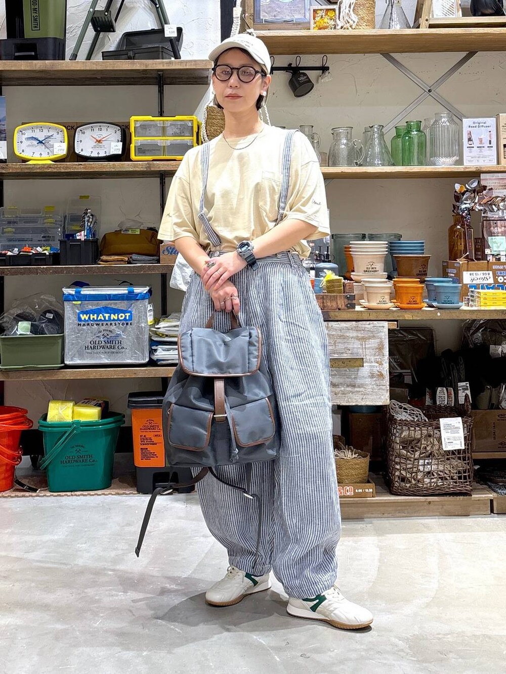 「高身長、ゆったり、ママコーデ、niko and ...、大人カジュアル、カジュアル、ナチュラル、Tシャツ、リネン・透けアイテム、サロペット、スニーカー、キャップ、メガネ、黒縁メガネ、ピアス」|「niko and...のSilver925 角リング(リング、グレー系)」を使った、yaritaさん(レディース・166cm)の春コーディネートの3枚目の写真