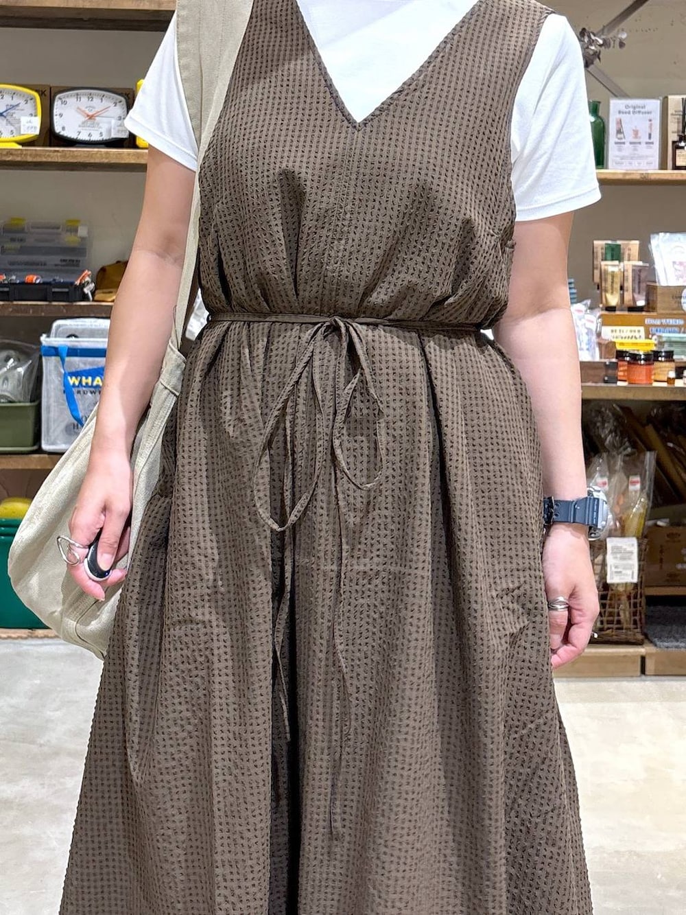 「高身長、ゆったり、ママコーデ、niko and ...、大人カジュアル、Tシャツ、白Tシャツ、ワンピース、夏コーデ、秋コーデ、秋服準備はじめました、ハット、バッグ、ショルダーバッグ」｜「niko and...のCOLORマイスターフィットTシャツ（Tシャツ/カットソー、ホワイト系）」を使った、yaritaさん（レディース・166cm）の夏コーディネートの8枚目の写真