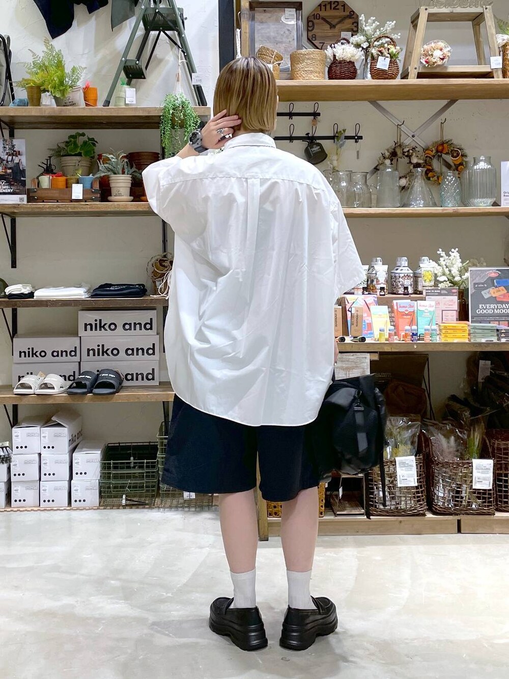 ブラック系のローファー、ブラック系のショルダーバッグ、ブラック系のその他パンツを着用したレディースの夏コーディネートの7枚目の写真