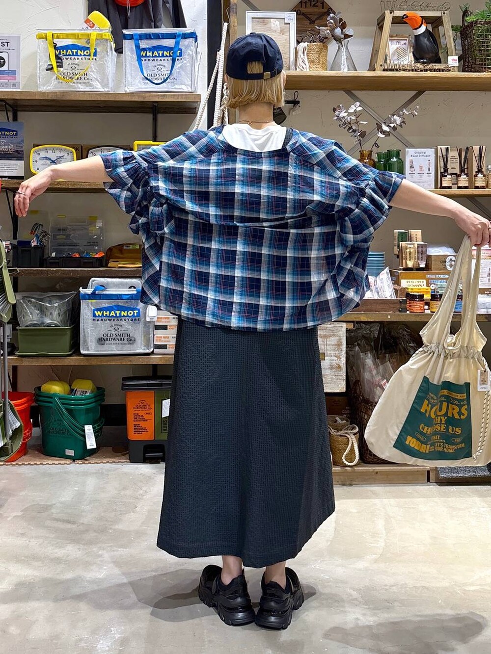 ホワイト系のTシャツ/カットソー、ブラック系のスニーカー、グレー系のドレスを着用したレディースの夏コーディネートの6枚目の写真