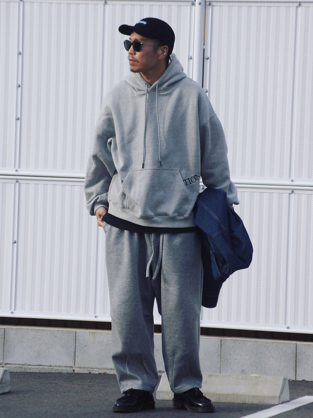 ブルー系のデニムジャケット、グレー系のスウェット、グレー系のその他パンツを着用したメンズの冬コーディネートの2枚目の写真