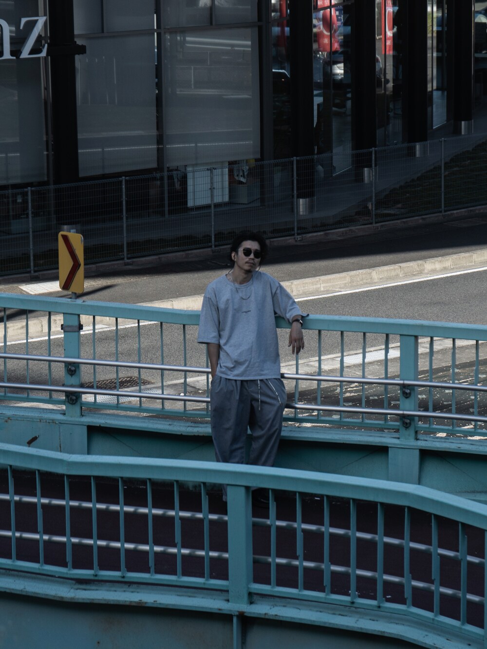 グレー系のトップス、グレー系のパンツ、ブラック系のローファーを着用したメンズの春コーディネートの2枚目の写真