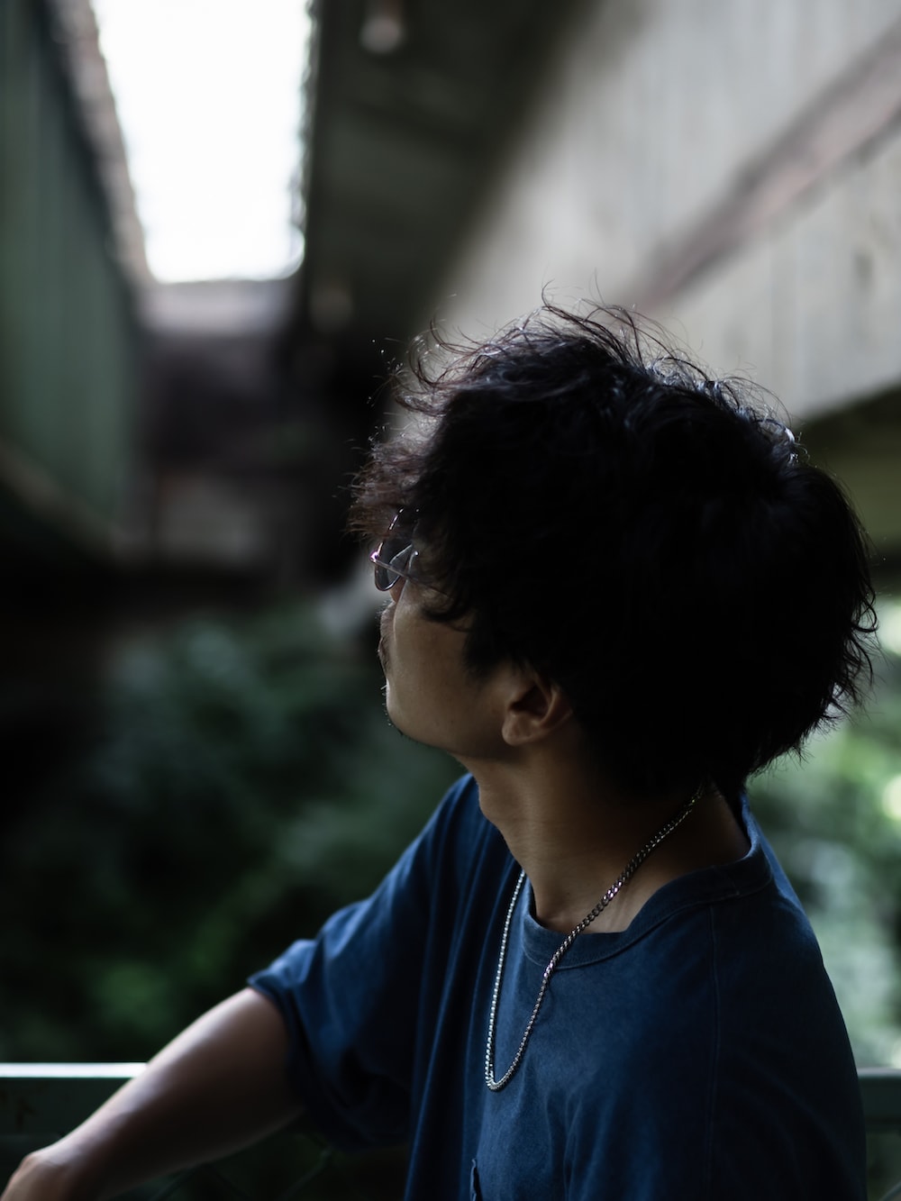 ブルー系のTシャツ/カットソー、ホワイト系のその他パンツを着用したメンズの夏コーディネートの4枚目の写真