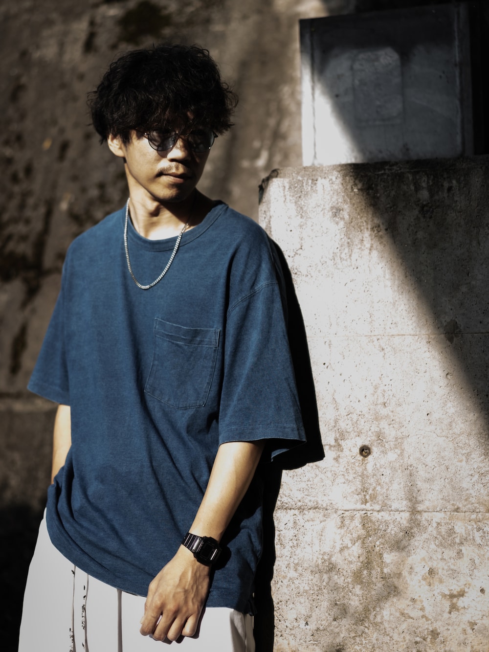 ブルー系のTシャツ/カットソー、ホワイト系のその他パンツを着用したメンズの夏コーディネートの3枚目の写真