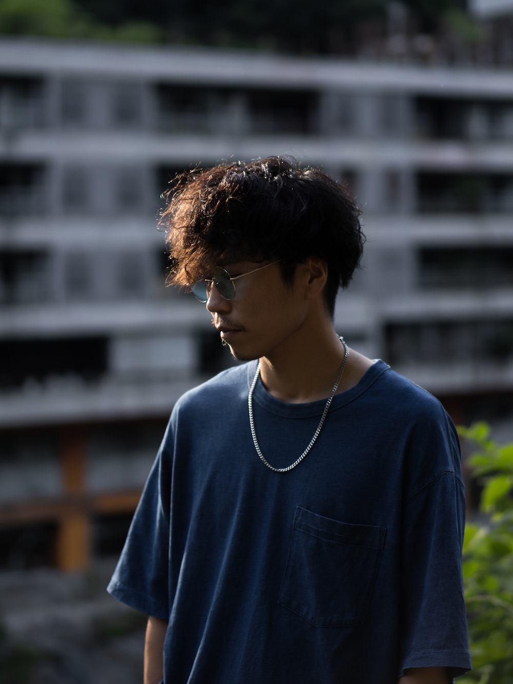 ブルー系のTシャツ/カットソー、ホワイト系のその他パンツを着用したメンズの夏コーディネートの2枚目の写真