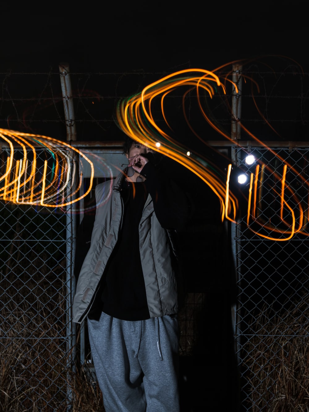 グレー系のその他パンツ、ブラック系のトップス、グレー系のダウンベストを着用したメンズの冬コーディネートの2枚目の写真