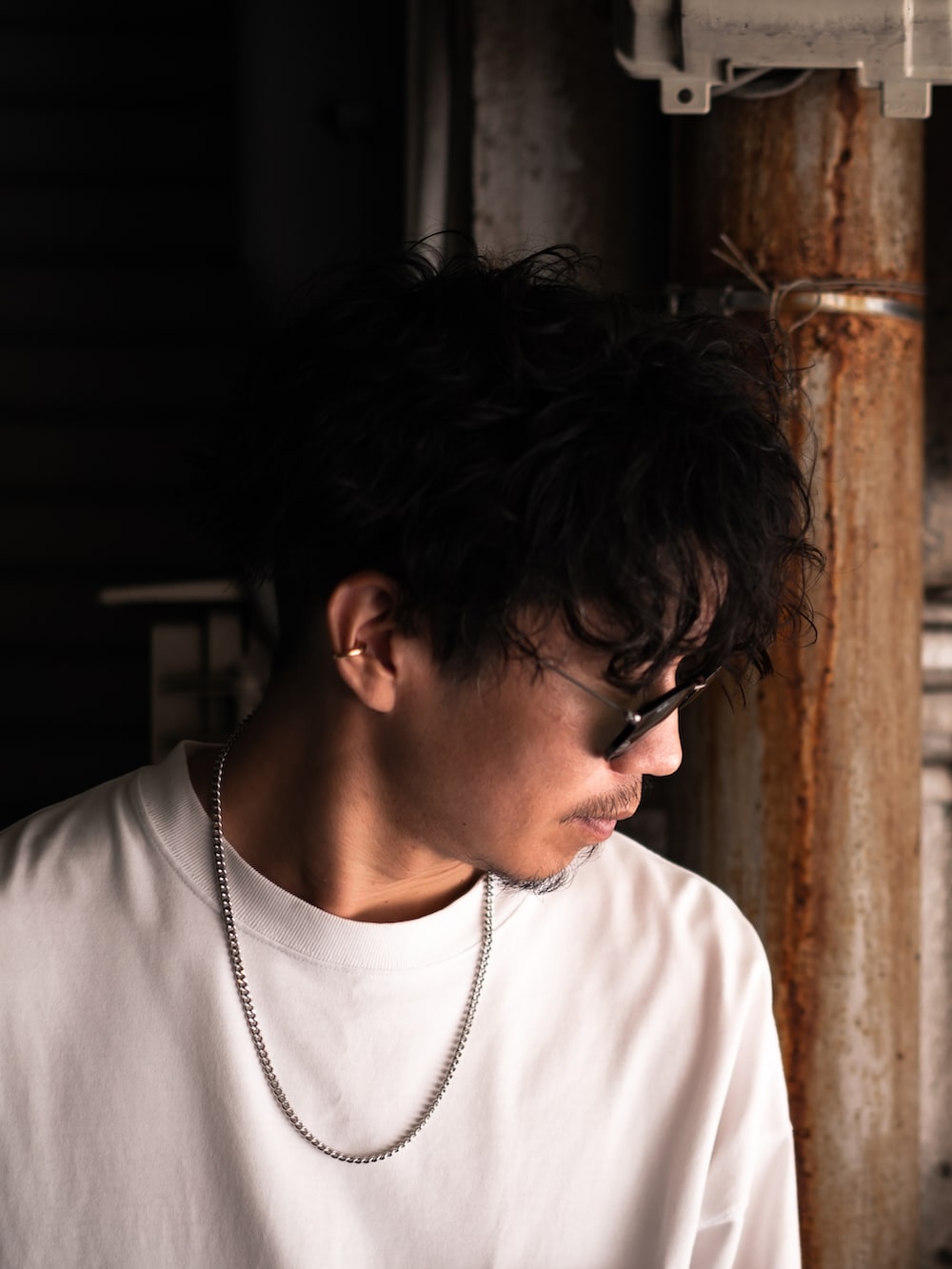 ホワイト系のTシャツ/カットソー、ブルー系のデニムパンツ、オレンジ系のソックス/靴下を着用したメンズの夏コーディネートの2枚目の写真