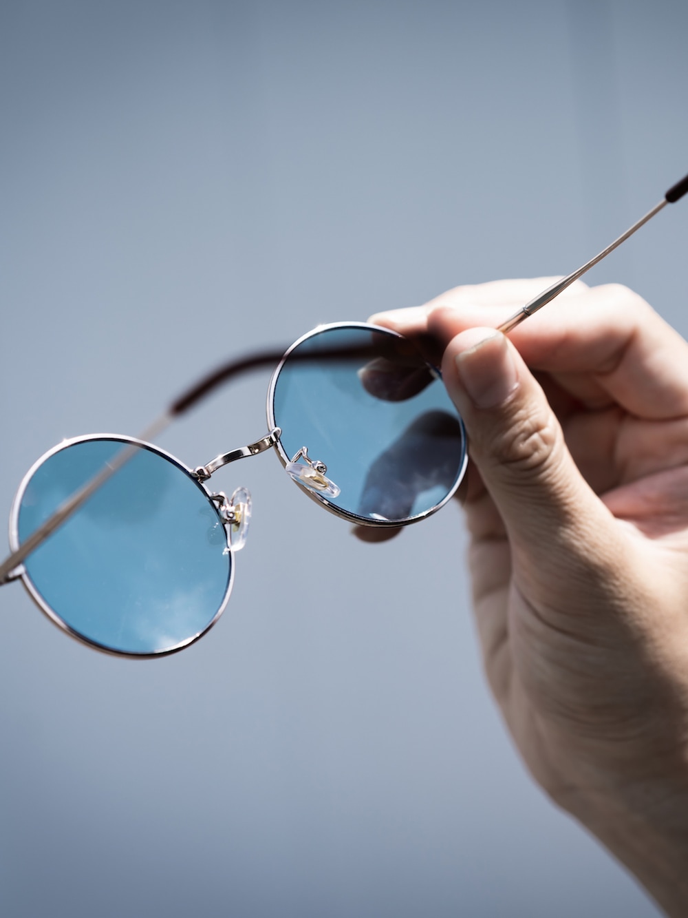 ブルー系のTシャツ/カットソー、ホワイト系のその他パンツを着用したメンズの夏コーディネートの5枚目の写真