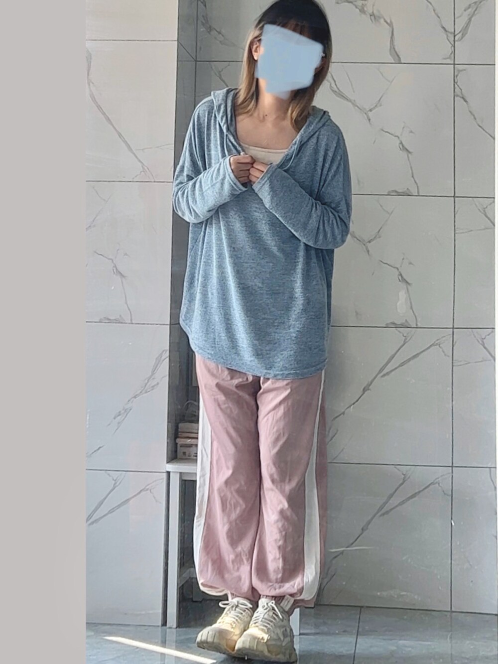 ブルー系のニット/セーター、ベージュ系のチノパンツ、ベージュ系のシューズを着用したレディースの秋コーディネートの3枚目の写真