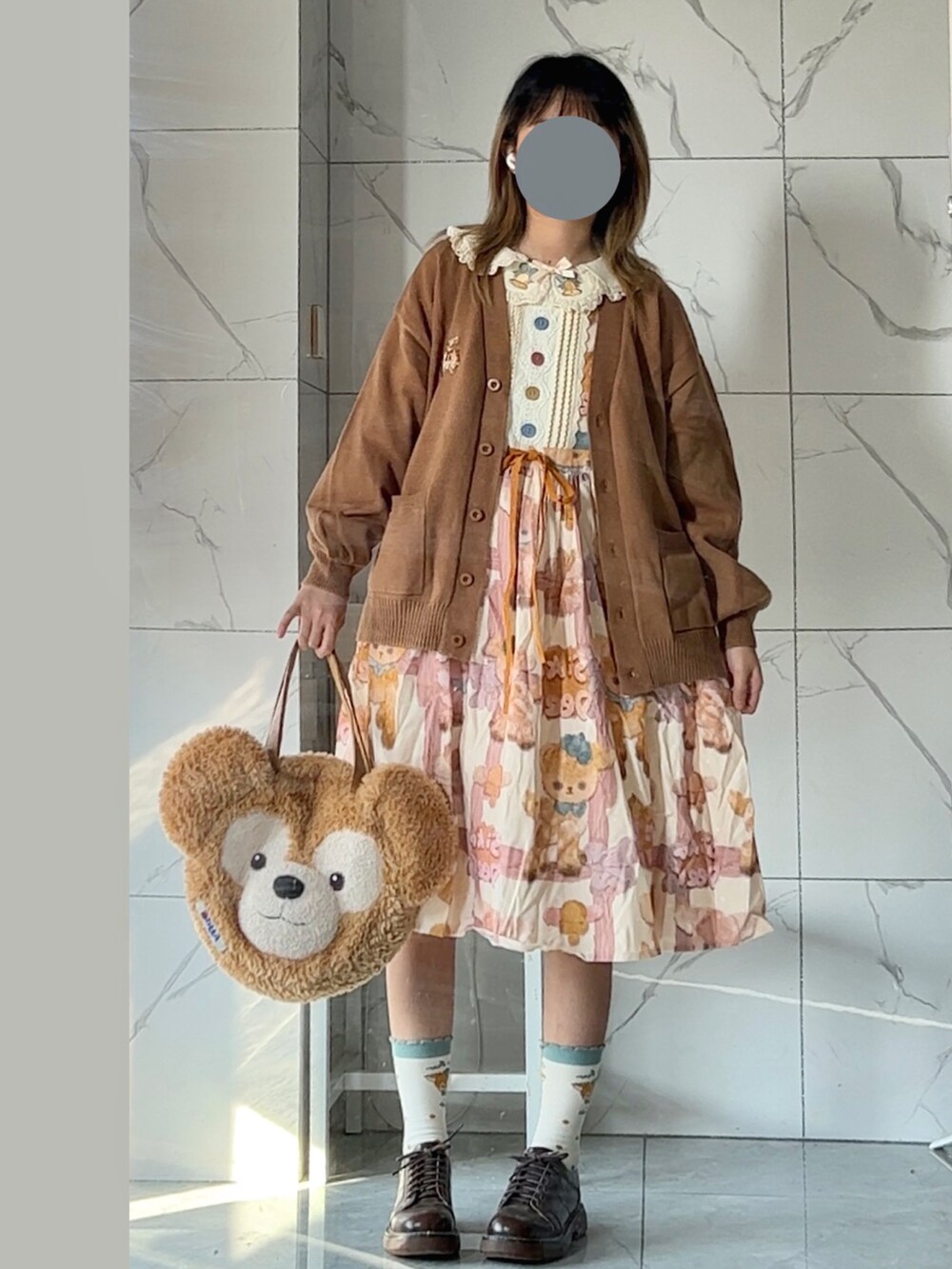 ベージュ系のシャツワンピース、ブラウン系のバッグ、ゴールド系のシューズを着用したレディースの秋コーディネートの3枚目の写真