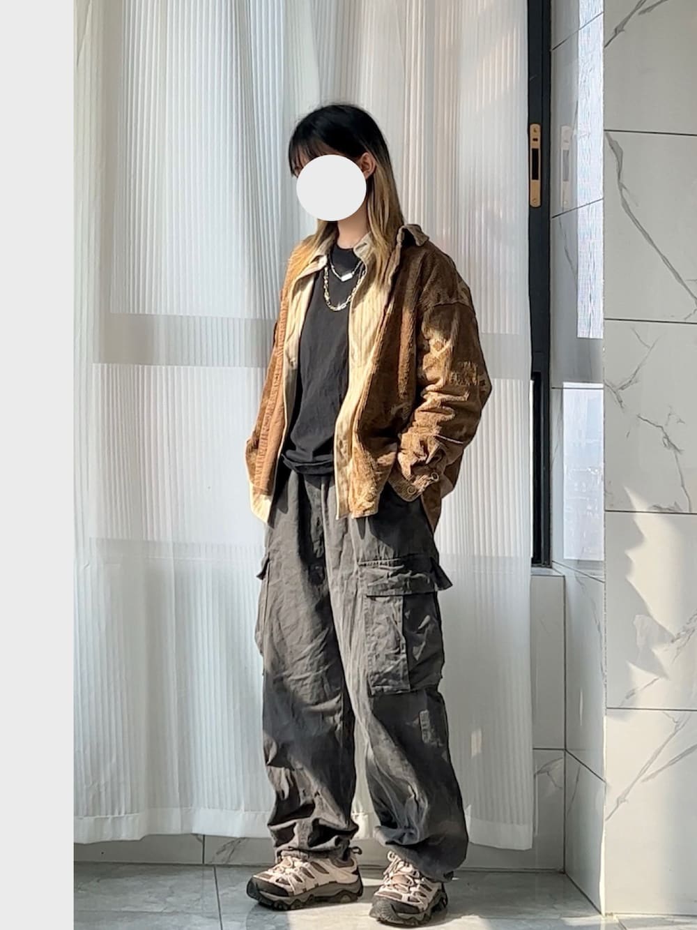 グレー系のその他シューズを着用したレディースの春コーディネートの3枚目の写真