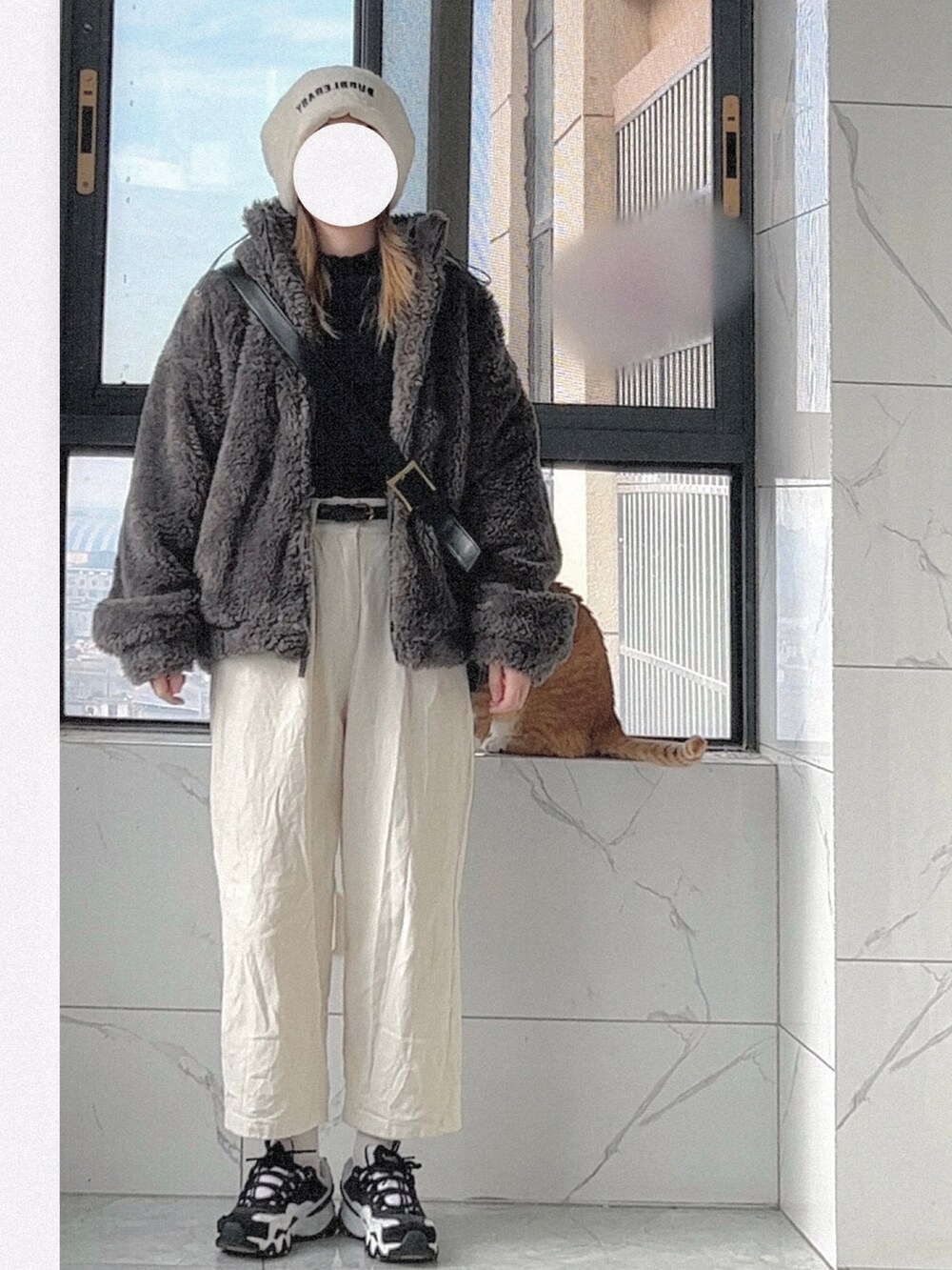 その他のその他シューズ、ベージュ系のチノパンツ、ブラック系のニット/セーターを着用したレディースの冬コーディネートの4枚目の写真