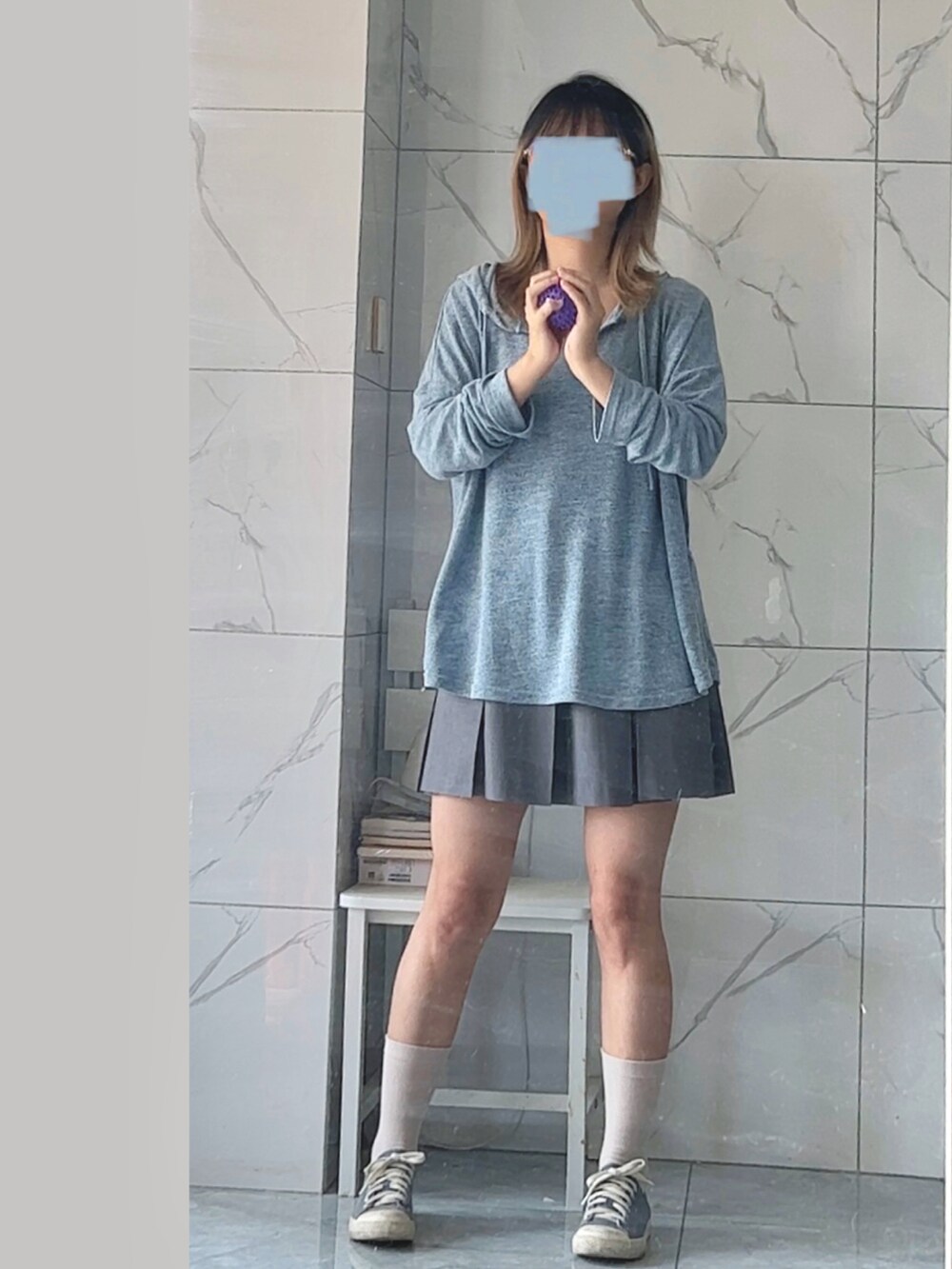 ブルー系のニット/セーター、ベージュ系のチノパンツ、ベージュ系のシューズを着用したレディースの秋コーディネートの5枚目の写真