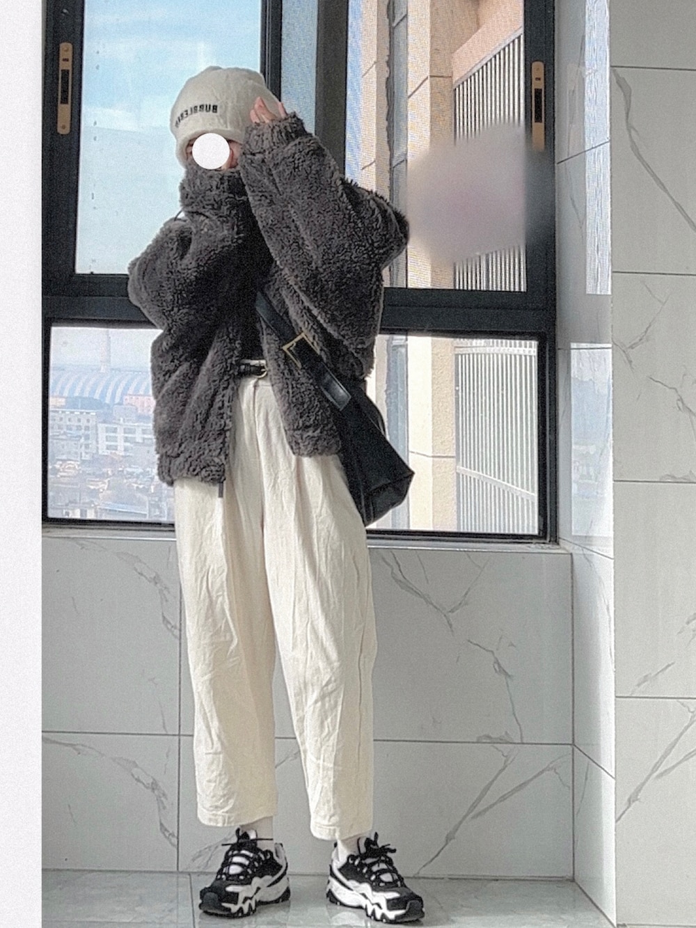 その他のその他シューズ、ベージュ系のチノパンツ、ブラック系のニット/セーターを着用したレディースの冬コーディネートの3枚目の写真