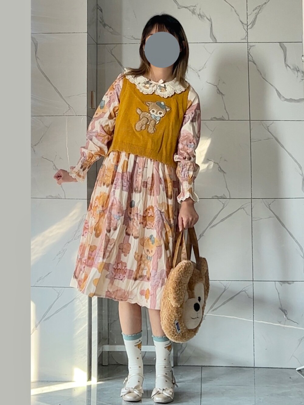 ベージュ系のシャツワンピース、ブラウン系のバッグ、ゴールド系のシューズを着用したレディースの秋コーディネートの2枚目の写真
