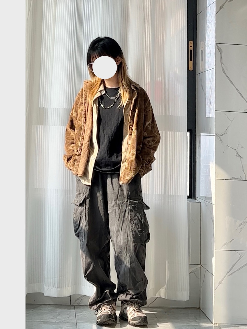 グレー系のその他シューズを着用したレディースの春コーディネートの2枚目の写真