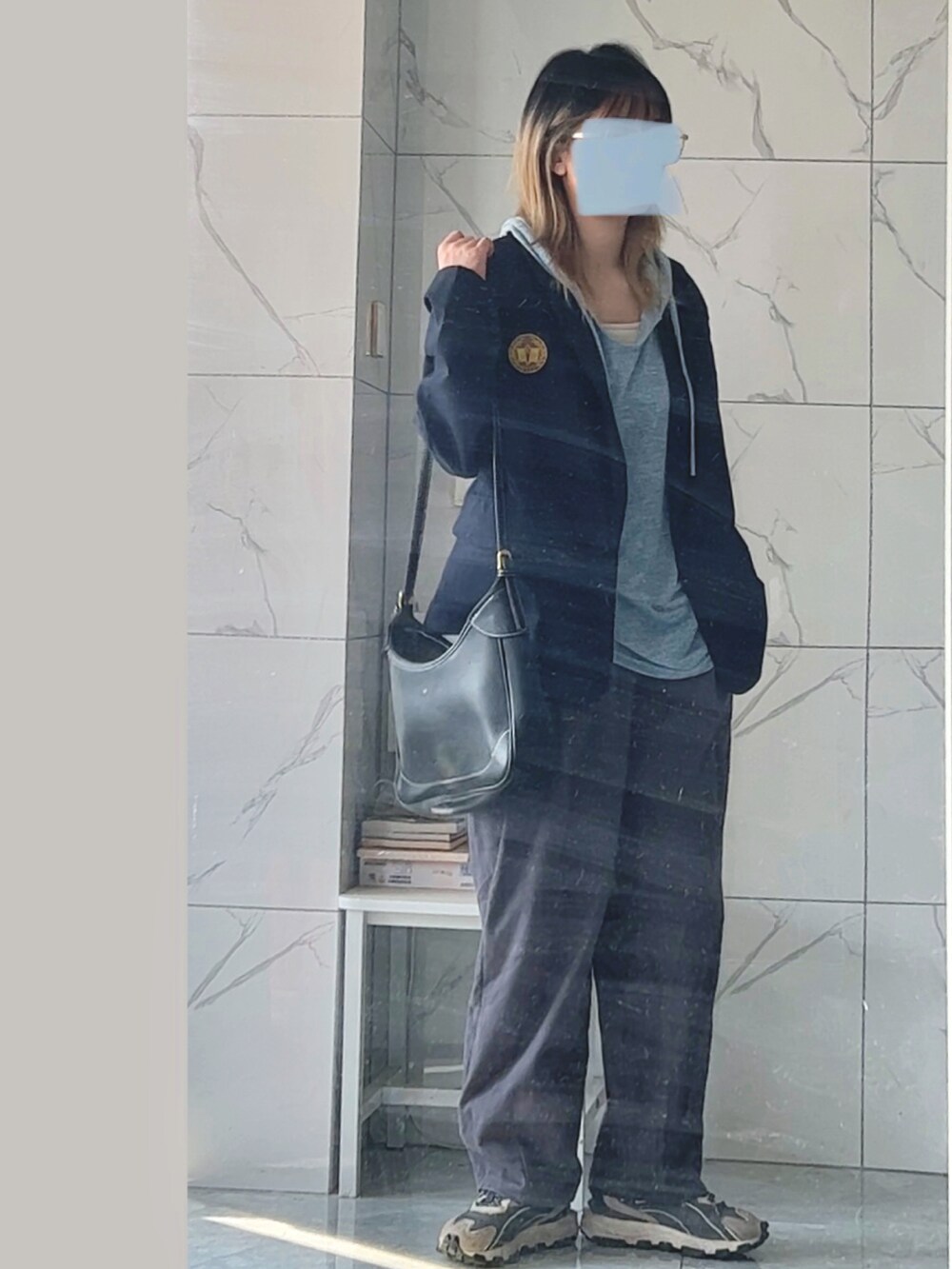 ブルー系のニット/セーター、ベージュ系のチノパンツ、ベージュ系のシューズを着用したレディースの秋コーディネートの2枚目の写真