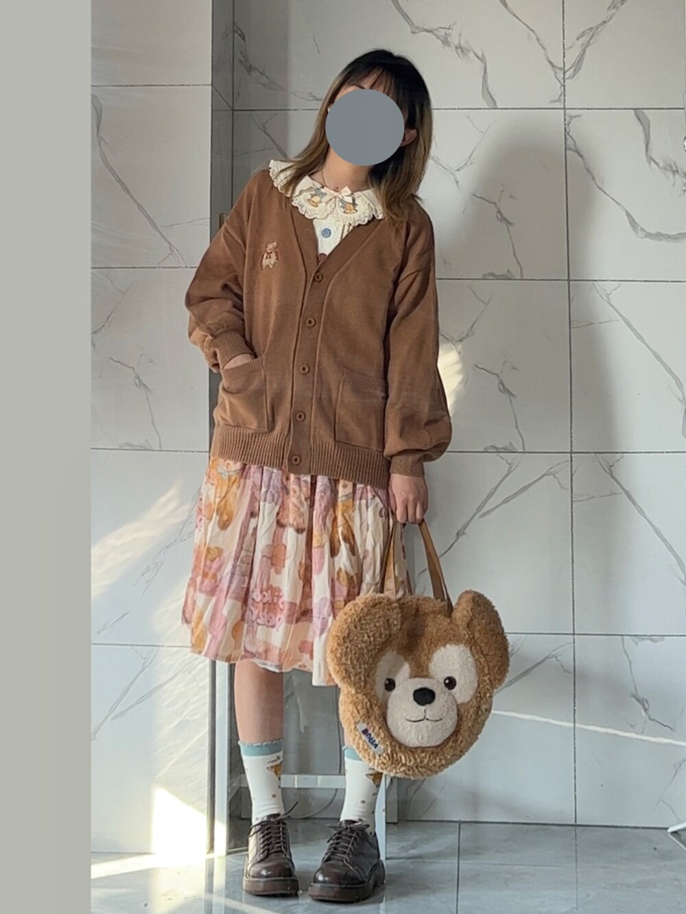 ベージュ系のシャツワンピース、ブラウン系のバッグ、ゴールド系のシューズを着用したレディースの秋コーディネートの4枚目の写真
