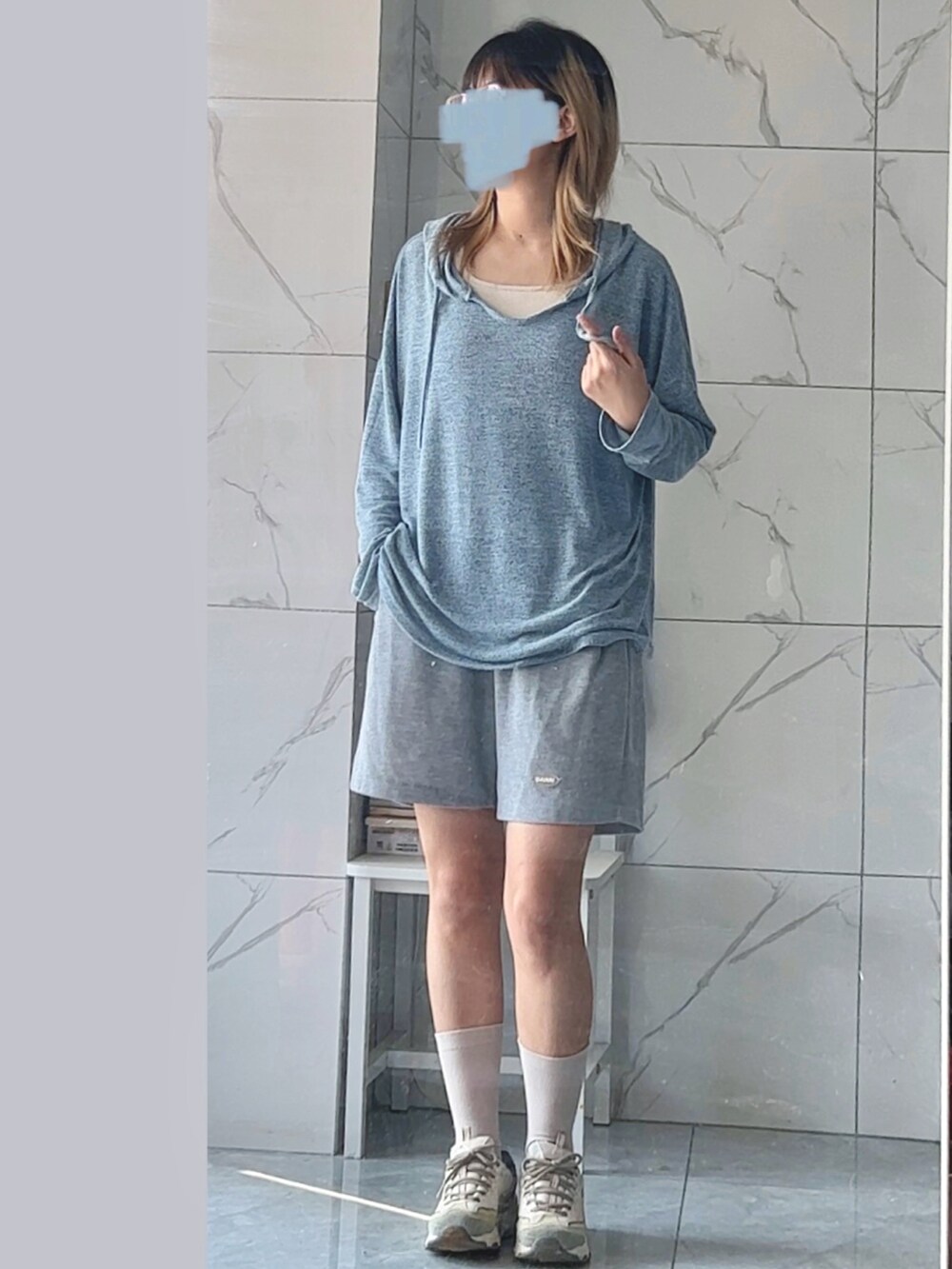 ブルー系のニット/セーター、ベージュ系のチノパンツ、ベージュ系のシューズを着用したレディースの秋コーディネートの4枚目の写真