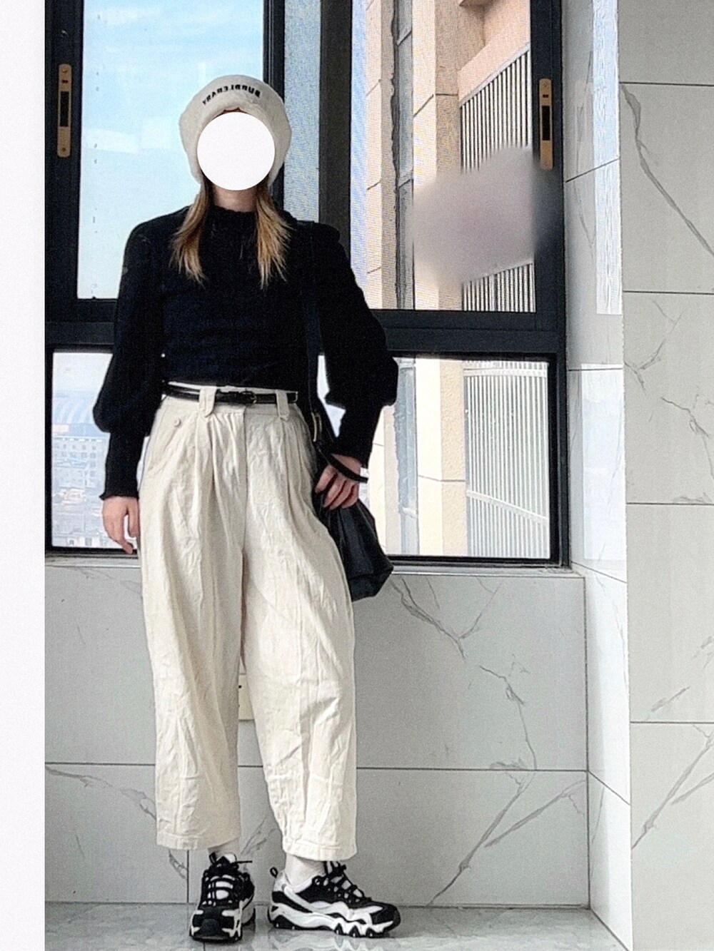 その他のその他シューズ、ベージュ系のチノパンツ、ブラック系のニット/セーターを着用したレディースの冬コーディネートの2枚目の写真