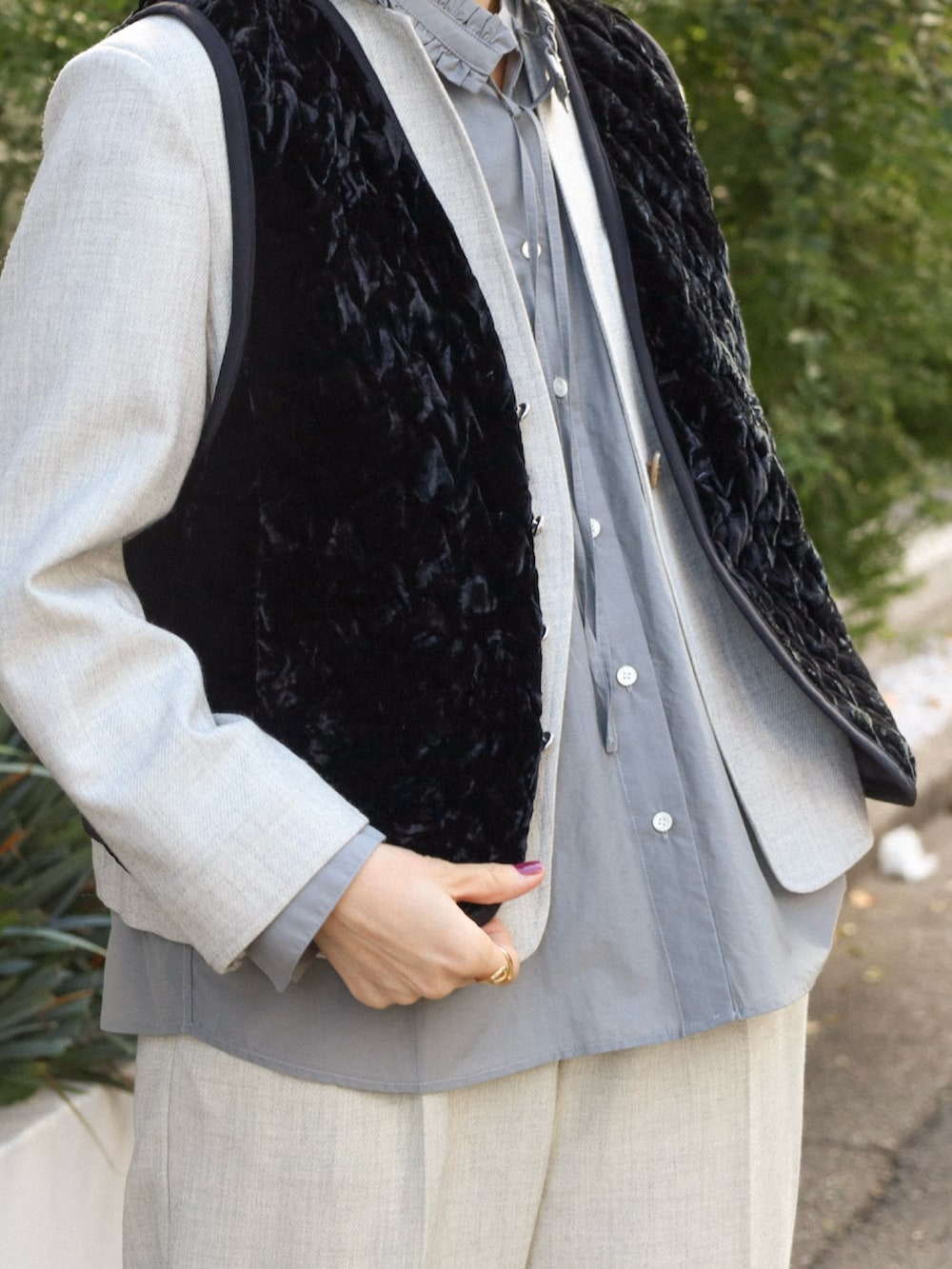 グレー系のシャツ/ブラウス、ブラック系のブルゾン、グレー系のノーカラージャケットを着用したレディースの秋コーディネートの3枚目の写真