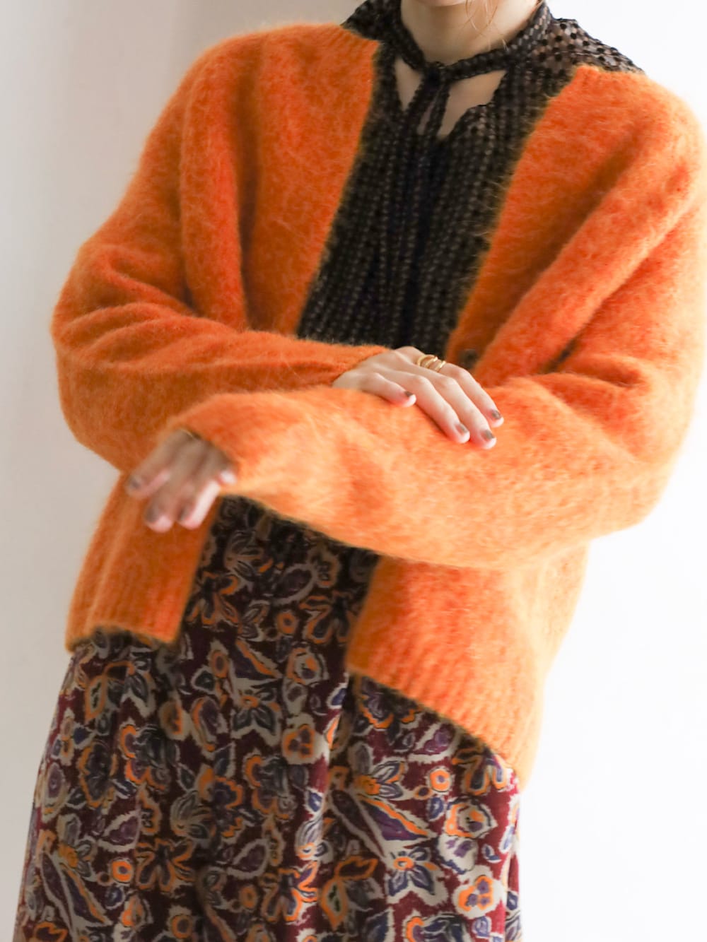 オレンジ系のカーディガン/ボレロ、ブラウン系のシャツ/ブラウス、レッド系のその他パンツを着用したレディースの秋コーディネートの2枚目の写真