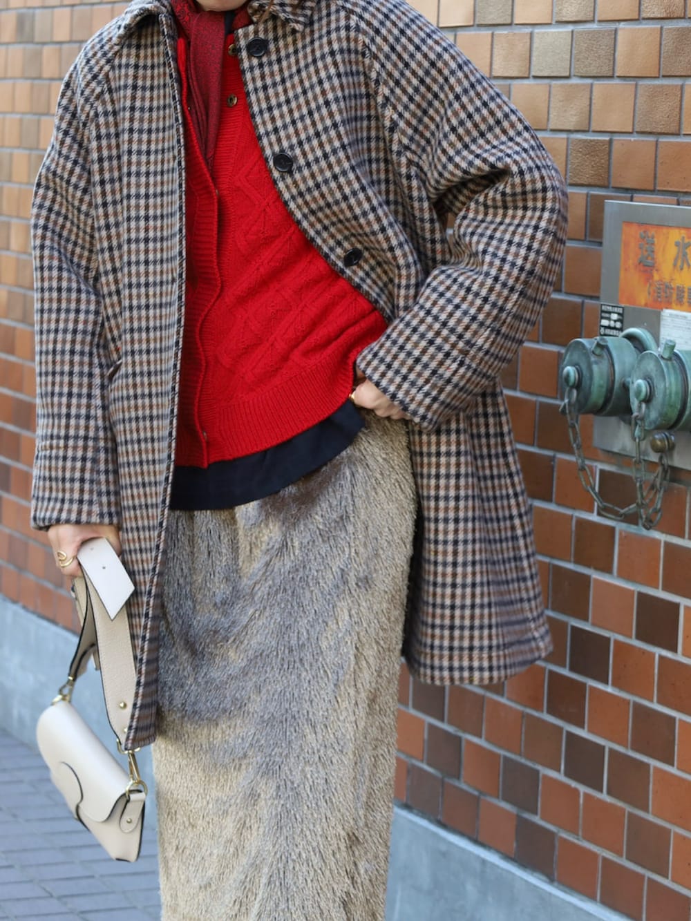 レッド系のカーディガン/ボレロ、ブラック系のシャツ/ブラウス、ベージュ系のその他アウターを着用したレディースの秋コーディネートの2枚目の写真