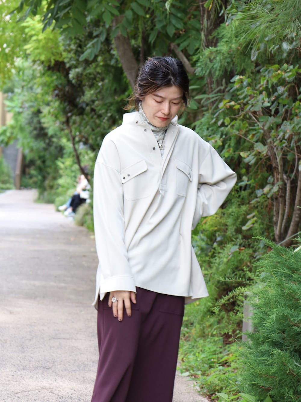 ベージュ系のシャツ/ブラウス、ホワイト系のTシャツ/カットソー、ブラウン系のスカートを着用したレディースの秋コーディネートの3枚目の写真