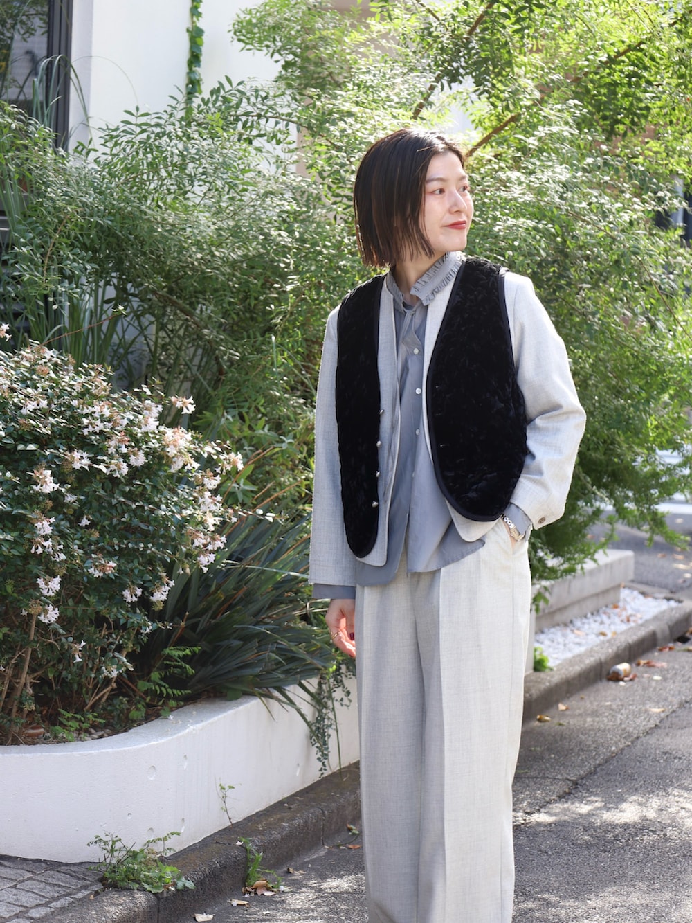 グレー系のシャツ/ブラウス、ブラック系のブルゾン、グレー系のノーカラージャケットを着用したレディースの秋コーディネートの2枚目の写真