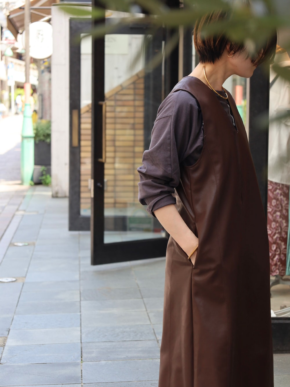 「大人カジュアル、オトナ女子、リラックススタイル、秋服準備はじめました、レイヤードスタイル、秋先取りコーデ、フェイクレザー、ワンピース、ブラウン、ロンT、ワントーンコーデ」｜「NOMBRE IMPAIRのフェイクレザー　Vネックジャンスカ（ジャンパースカート、ブラウン系）」を使った、kamata.さん（レディース・158cm）の夏コーディネートの3枚目の写真
