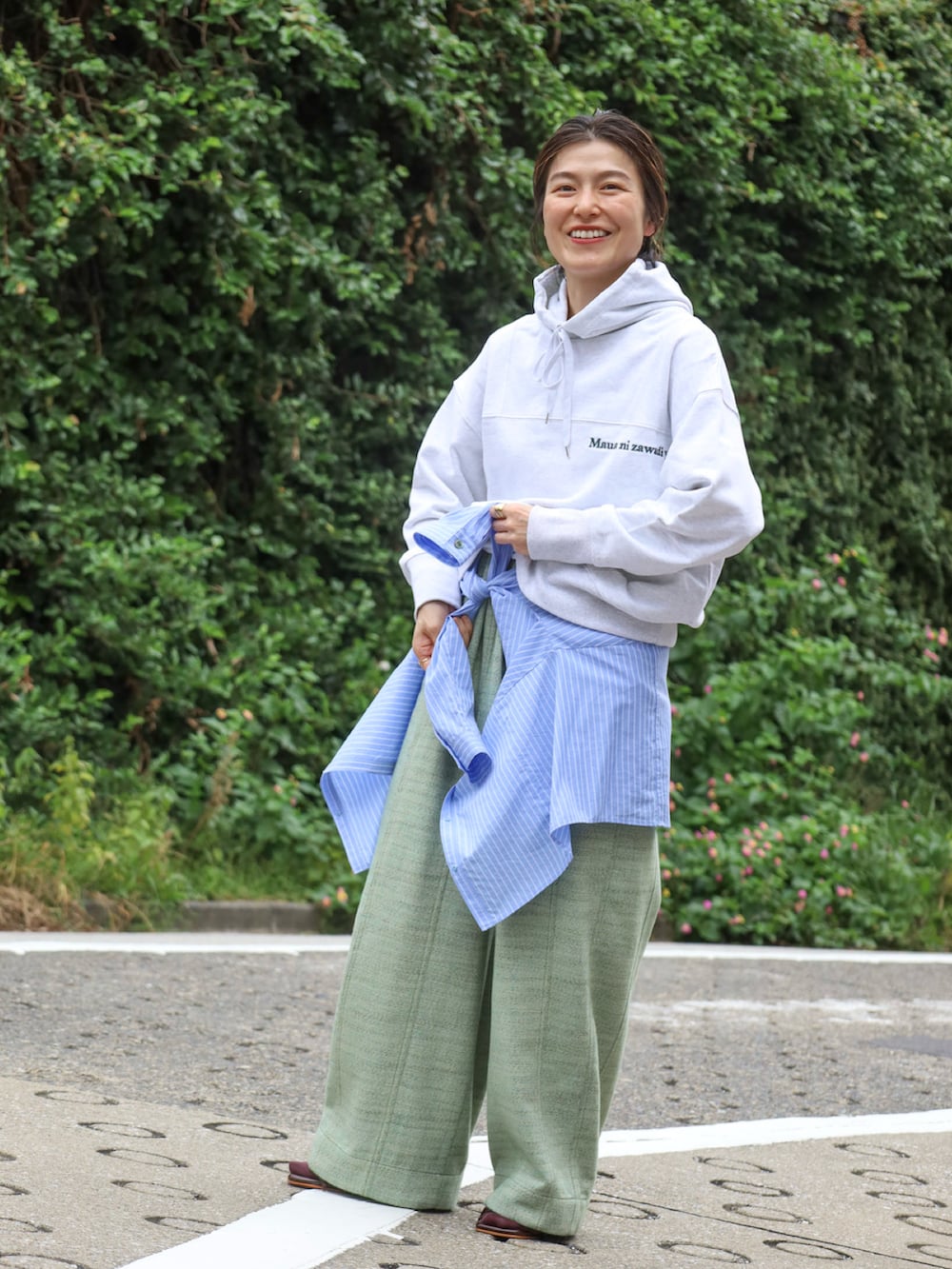 グレー系のパーカー、ブルー系のシャツ/ブラウス、グリーン系のその他パンツを着用したレディースの秋コーディネートの3枚目の写真