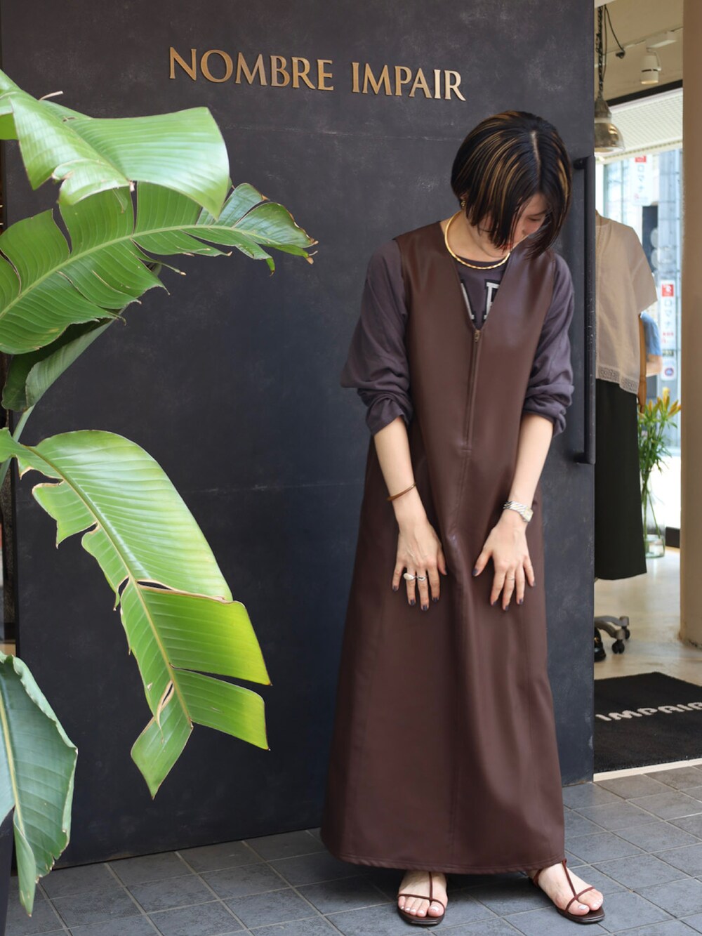 「大人カジュアル、オトナ女子、リラックススタイル、秋服準備はじめました、レイヤードスタイル、秋先取りコーデ、フェイクレザー、ワンピース、ブラウン、ロンT、ワントーンコーデ」｜「NOMBRE IMPAIRのフェイクレザー　Vネックジャンスカ（ジャンパースカート、ブラウン系）」を使った、kamata.さん（レディース・158cm）の夏コーディネートの2枚目の写真