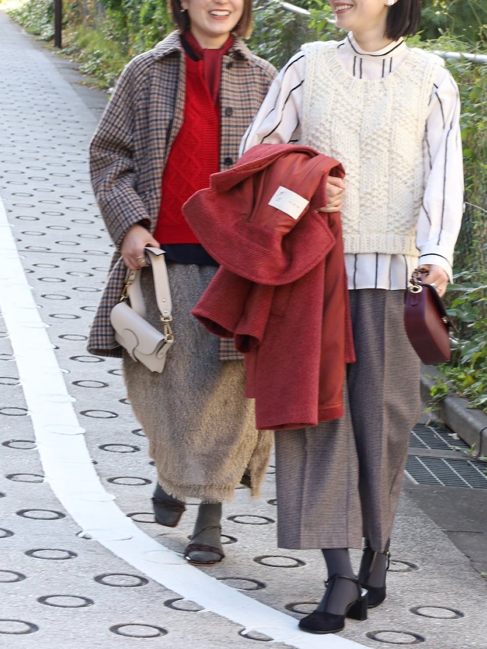 レッド系のカーディガン/ボレロ、ブラック系のシャツ/ブラウス、ベージュ系のその他アウターを着用したレディースの秋コーディネートの3枚目の写真