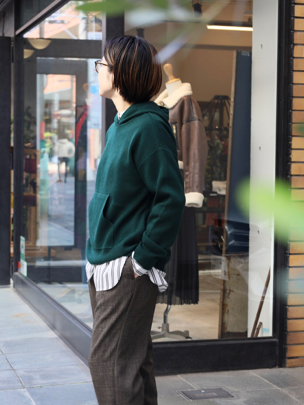 「きれいめカジュアル、大人カジュアル、秋コーデ、ootd、メンズライク、レイヤードスタイル、ストライプシャツ、メガネ女子、グリーン、ブラウン、パンツコーデ」｜「NOMBRE IMPAIRのポプリンストライプ　ロングシャツ（シャツ/ブラウス、ホワイト系）」を使った、kamata.さん（レディース・158cm）の冬コーディネートの2枚目の写真