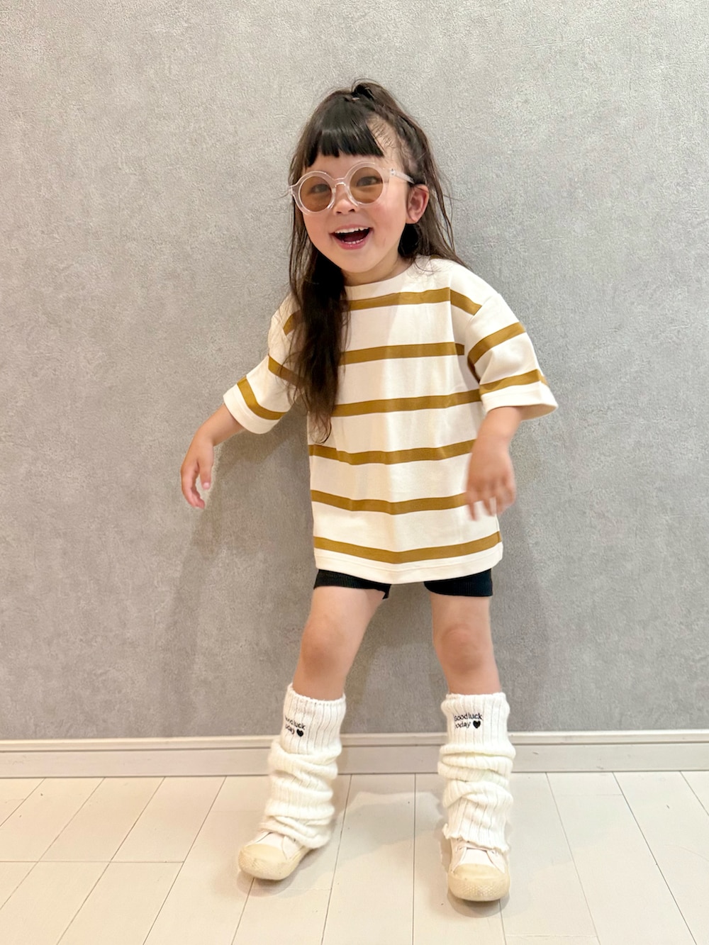 「夏服、ボーダー、ビッグシルエット、ルーズソックス、春夏コーデ、キッズファッション、シンプルコーデ、ハーフパンツ、UNIQLO」｜「UNIQLOのアイテム（Tシャツ/カットソー、ブラウン系）」を使った、kii_memeさん（キッズ・90cm）の春コーディネートの2枚目の写真