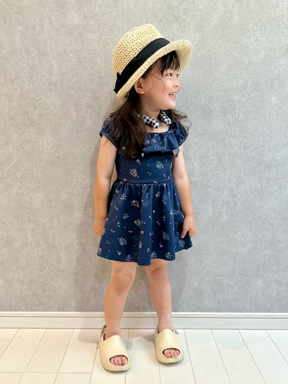 「夏コーデ、さらっと晴れやかスナップ、プチプラ、水着、スイムウェア、プール、むぎわら帽子、ワンピース、Branshes、夏、キッズファッション」｜「BRANSHESの【WEB限定 / 水着 / SWIM】花柄ワンピース（水着、ブルー系）」を使った、kii_memeさん（キッズ・90cm）の夏コーディネートの2枚目の写真