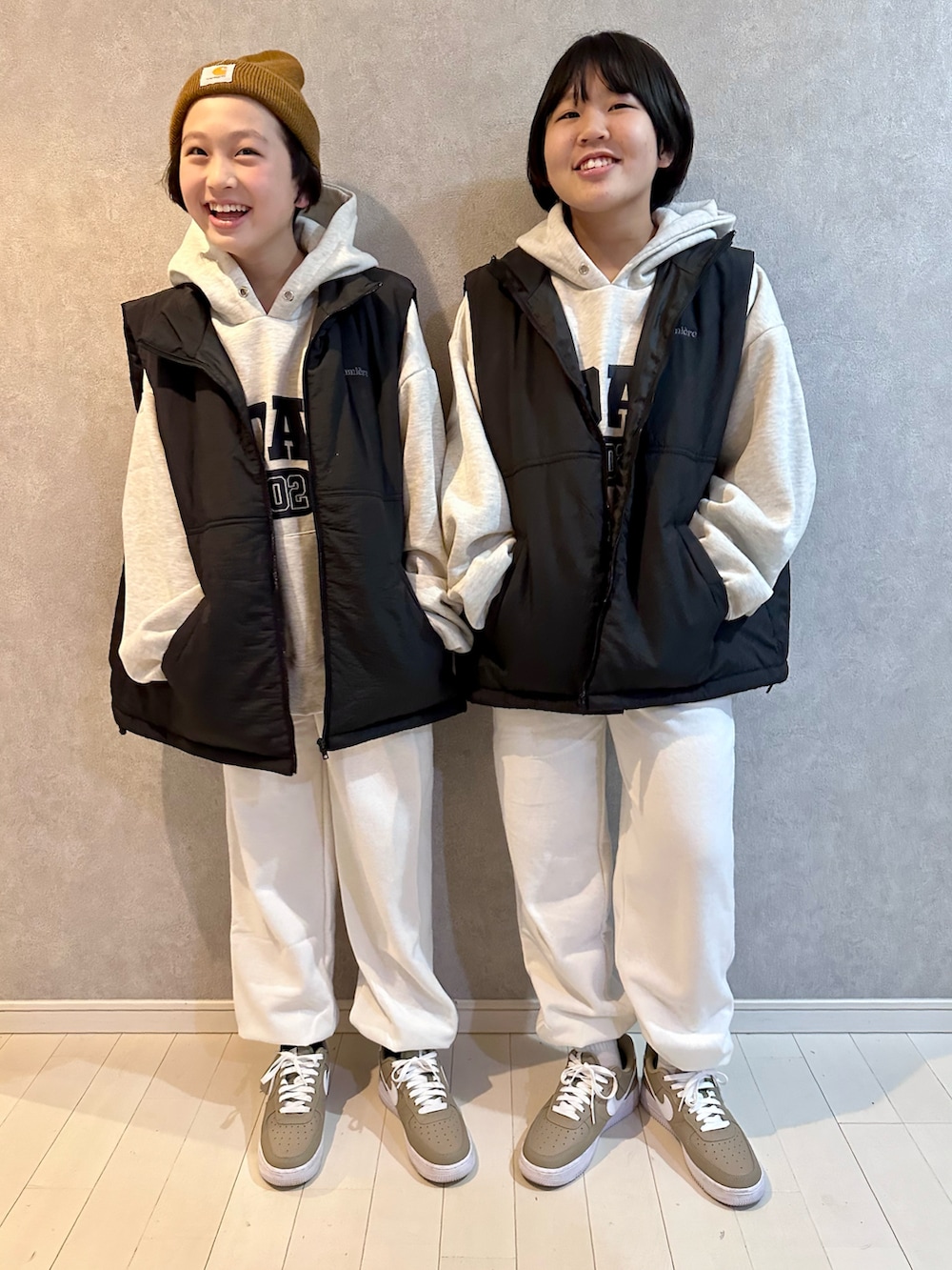 「ファッションを楽しもう、お出かけコーデ、休日スタイル、シンプルコーデ、レイヤードスタイル、ベスト、スニーカー、ストリート、あったかコーデ、冬コーデ、プチプラ、ビッグシルエット、ニット帽、スウェット、マイベストコーデ2023」|「apres jour mignonのロゴフーディー【ZOZOTOWN限定アイテム】(パーカー、ベージュ系)」を使った、kii_memeさん(キッズ・151cm)の秋コーディネートの3枚目の写真