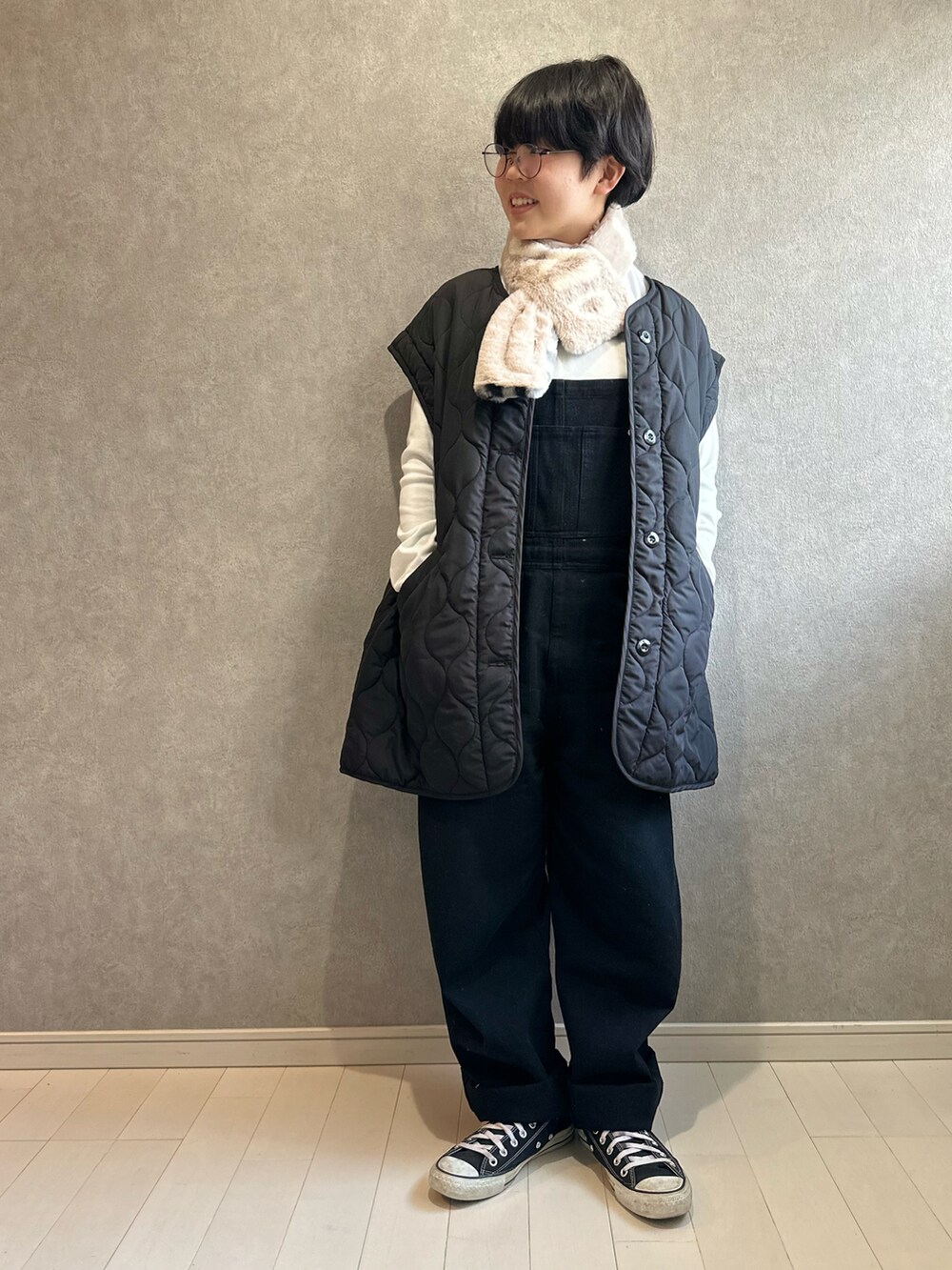 「クリスマスに着たい服、ゆるコーデ、冬コーデ、マイベストコーデ2022、サロペット、キルティングジャケット、ハイネック、オーバーサイズ、オーバーオール、シンプルコーデ、モノトーン、めがね、マフラーぐるぐる」｜「apres jour mignonの2WAYキルティングブルゾン【ZOZOTOWN限定アイテム】（ブルゾン、ブラック系）」を使った、kii_memeさん（キッズ・140cm）の冬コーディネートの3枚目の写真
