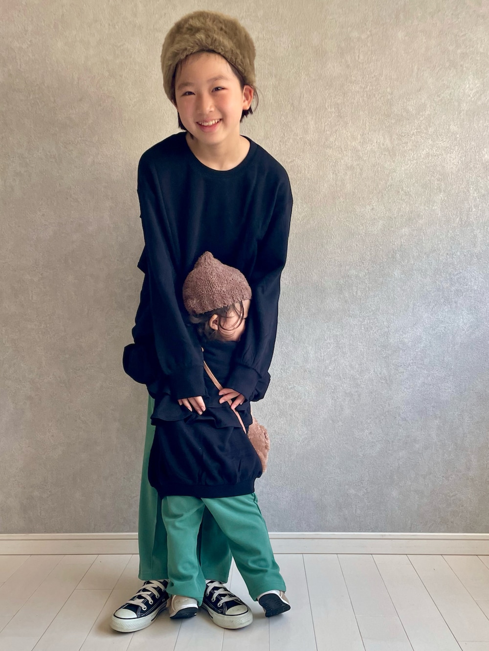 ブラック系のスウェット、ブラック系のスウェット、グリーン系のスラックスを着用したキッズの秋コーディネートの3枚目の写真