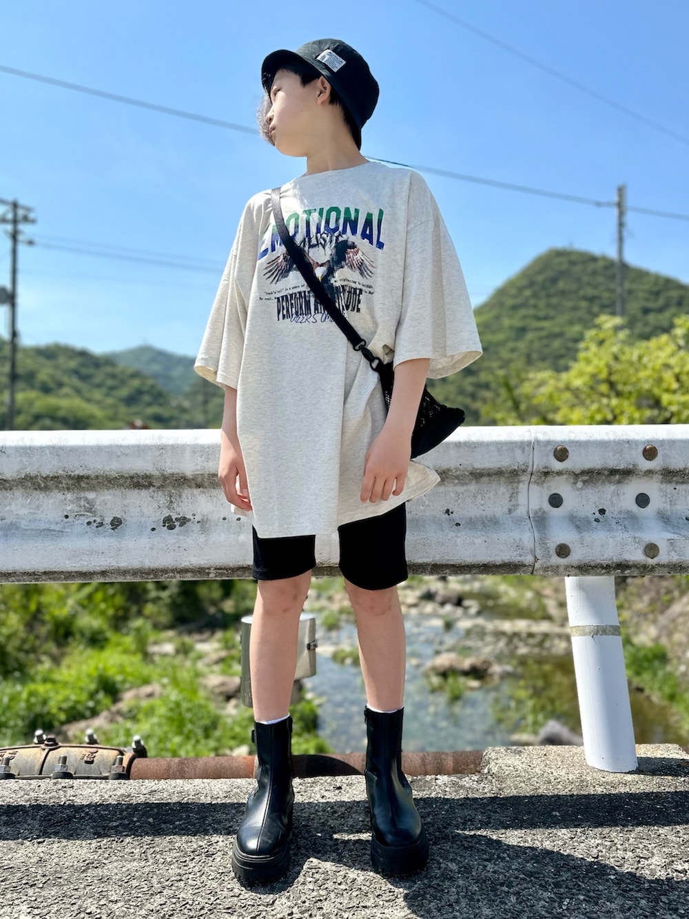 「休日スタイル、夏コーデ、オーバーサイズ、ハーフパンツ、バケットハット、ブーツ、モード、シンプルコーデ、ポシェット、お出かけコーデ日記、プリントT、春夏コーデ、プチプラ、ショートパンツ、ストリート」｜「kutirのイーグルデザインビッグTシャツ（Tシャツ/カットソー、ベージュ系）」を使った、kii_memeさん（キッズ・147cm）の春コーディネートの2枚目の写真